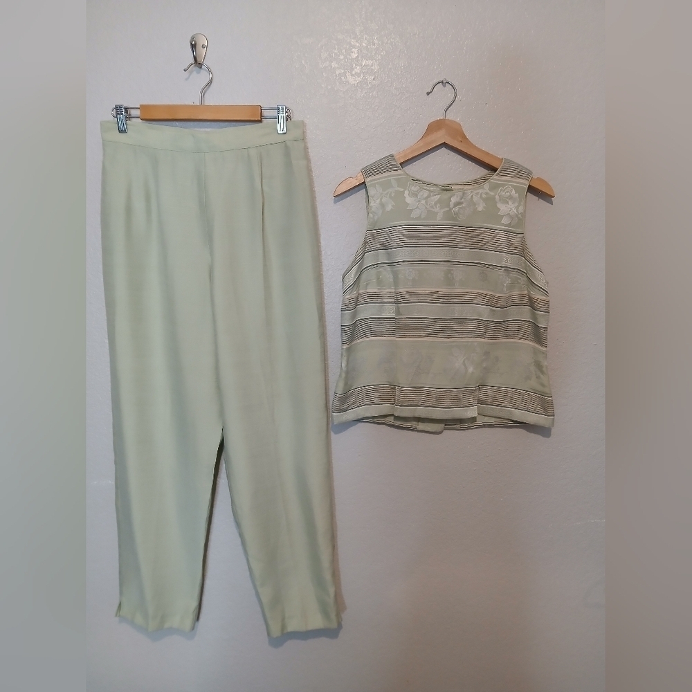 Elegant Women's Green Pantsuit - Picture 8 of 11
